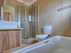 Jak zaaranżować funkcjonalne prysznice do łazienki? Wyposażenie, które zmienia wszystko